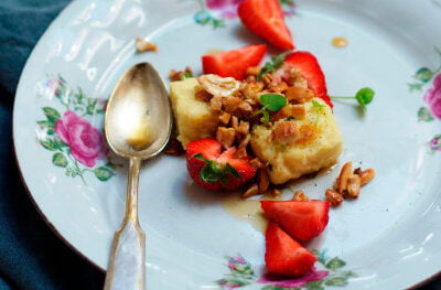 Polenta kukurydziana z truskawką i orzechami – na ciepłe śniadanie albo pyszny deser